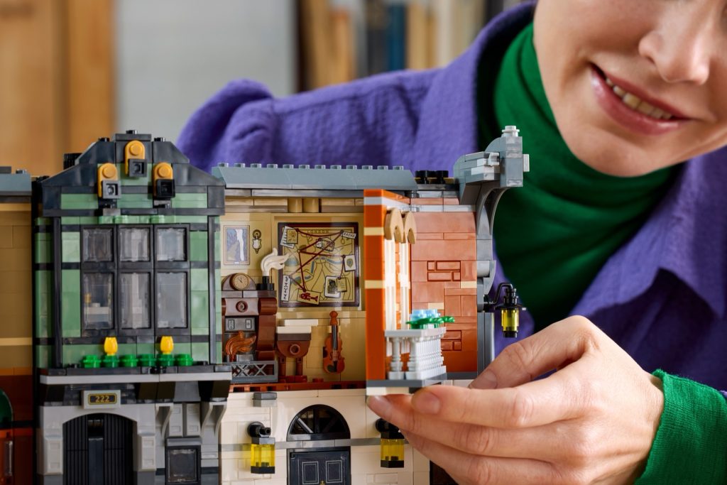 LEGO Icons 10351 Sherlock Holmes Book Nook 14 1024x683