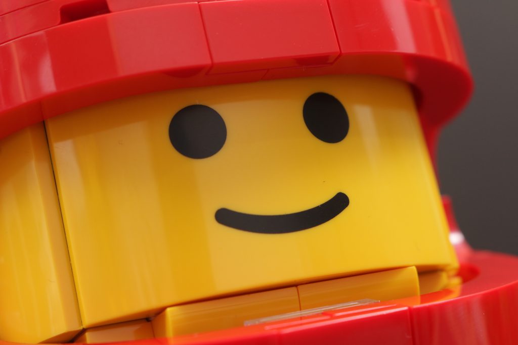 LEGO Minifigures 40819 Up Scaled Racing Driver Minifigure review 26 1024x683