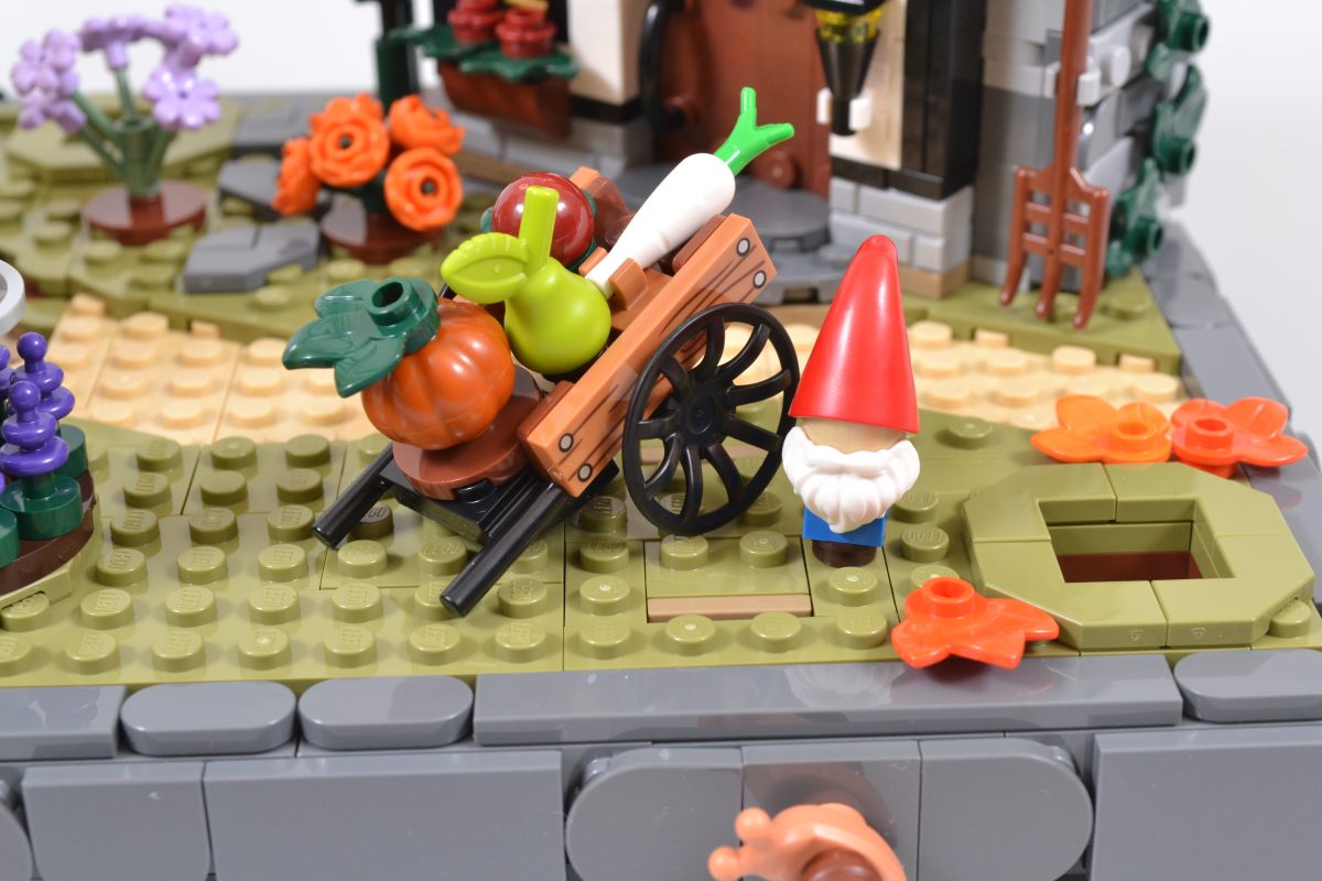 LEGO Icons 11372 Autumn Cottage Garden 23 1200x800