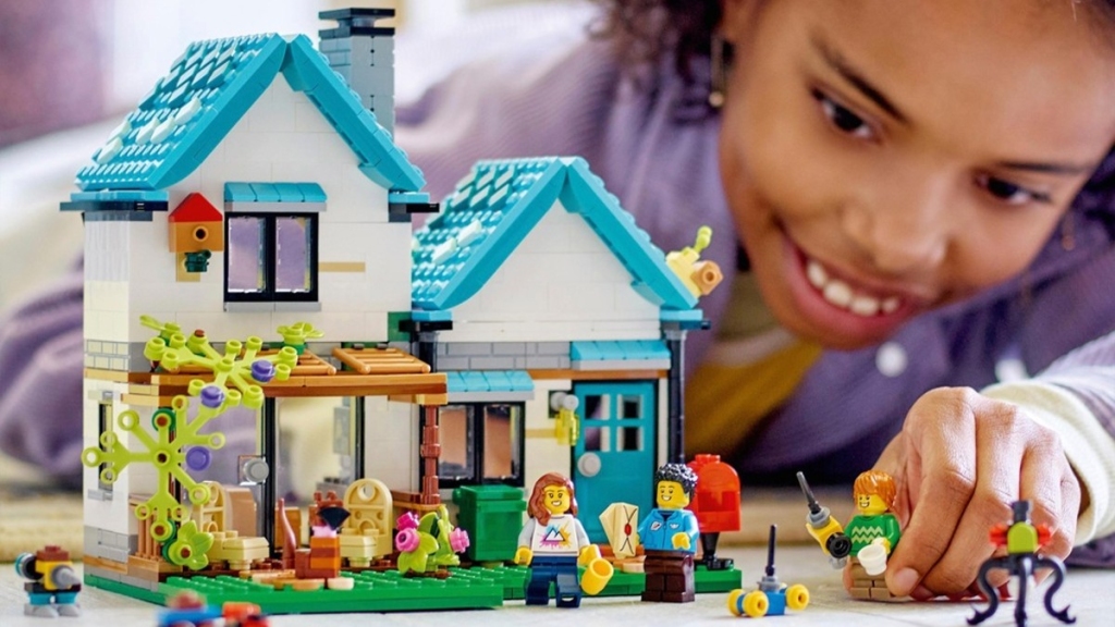 LEGO Creator 3 in 1 31139 cosy house lifestyle featured 1024x576