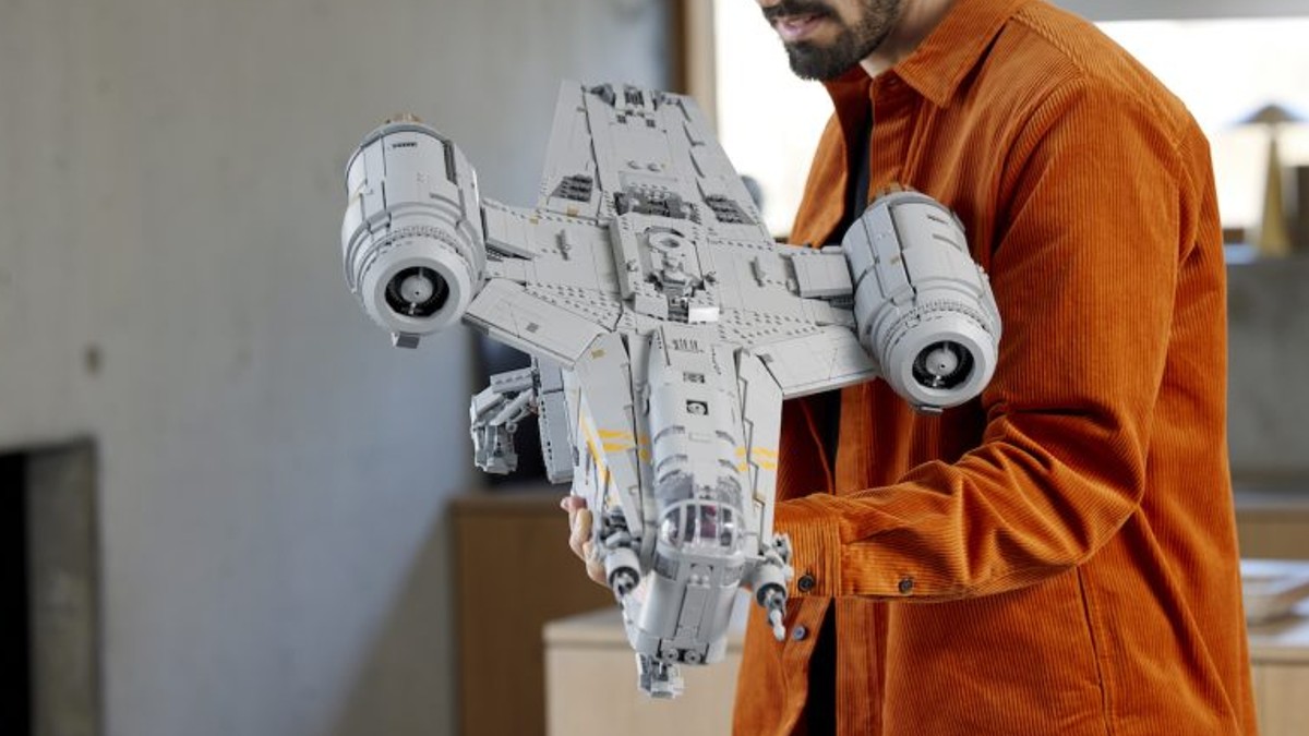 Retiring LEGO Star Wars UCS set remixed for The Mandalorian movie