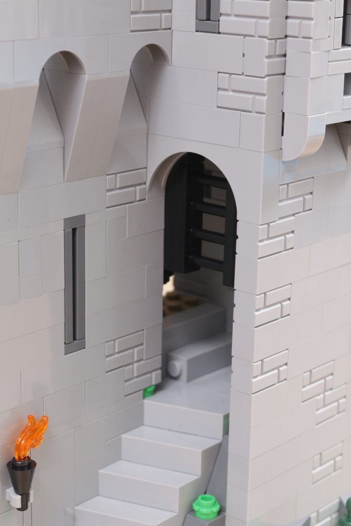 LEGO ICONS 10305 Lion Knights Castle review 58 683x1024