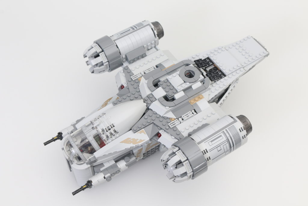 LEGO Star Wars 75292 The Mandalorian Bounty Hunter Transport The Razor Crest review 27