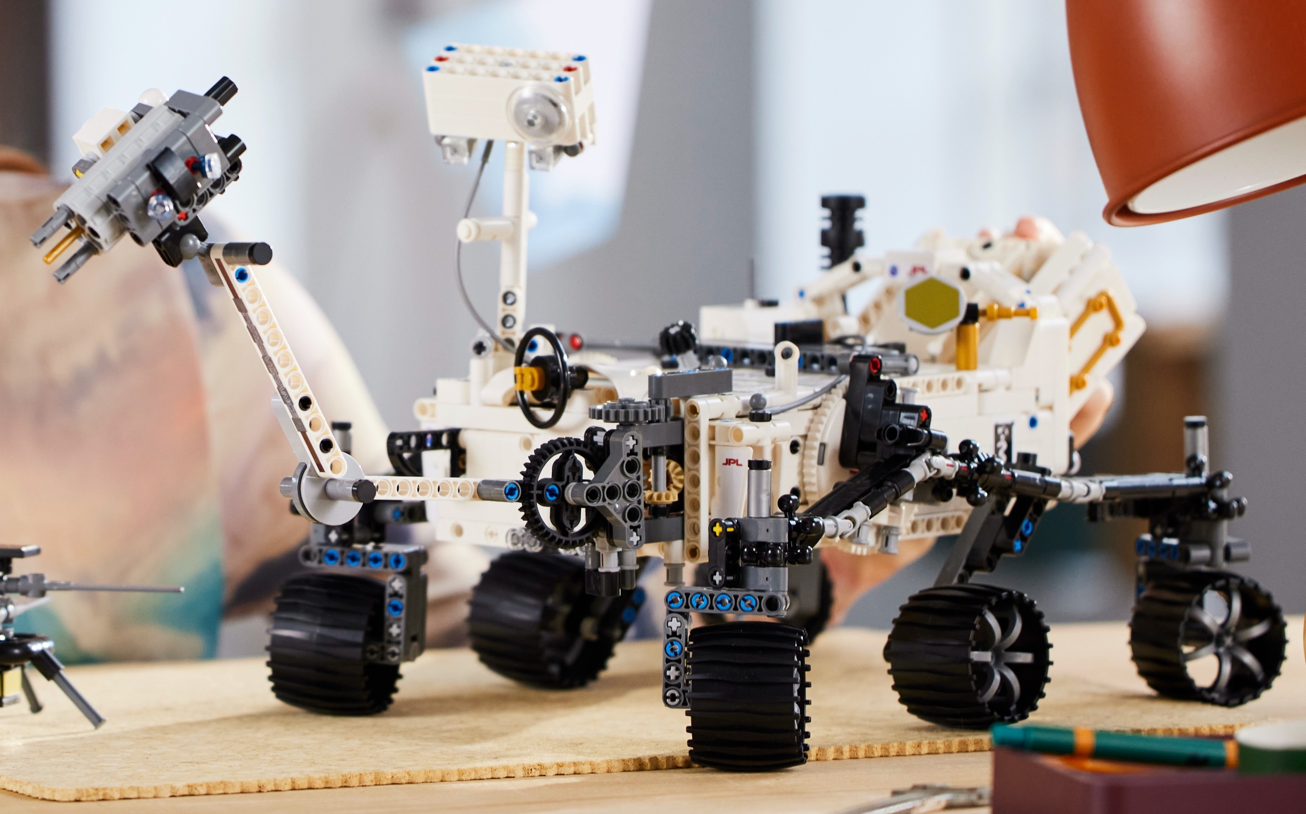 42158 NASA Mars Rover Perseverance turning 2 scaled