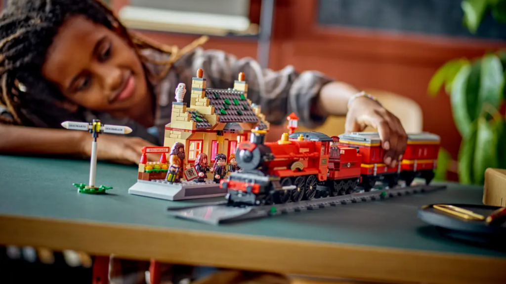 LEGO Harry Potter 76423 Hogwarts Express Hogsmeade Station featured image 1024x576