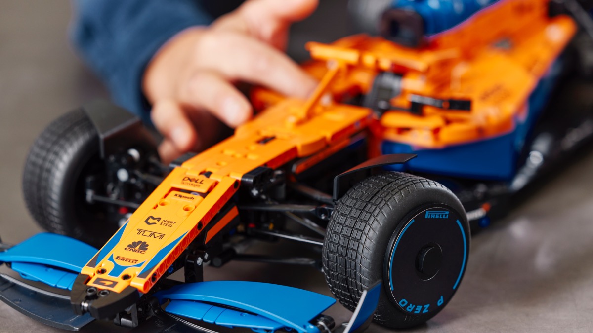 Comparing LEGO Technic 42141 McLaren Formula 1 Race Car with the real deal
