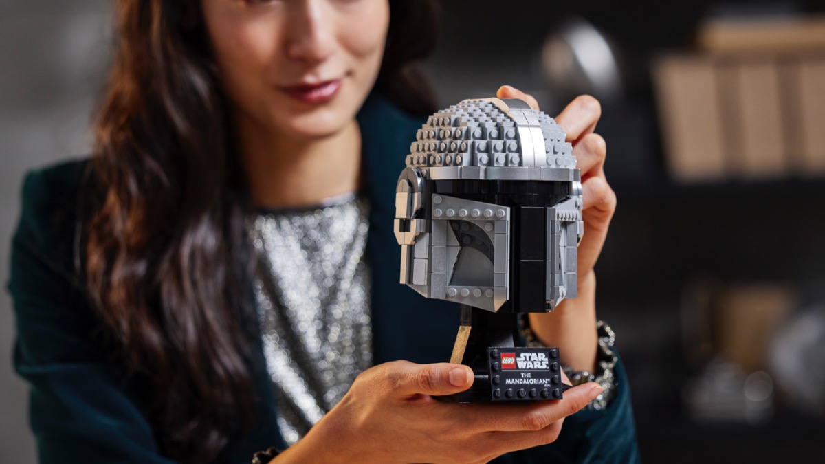Why LEGO 75328 The Mandalorian Helmet isn't as shiny as the Star Wars prop