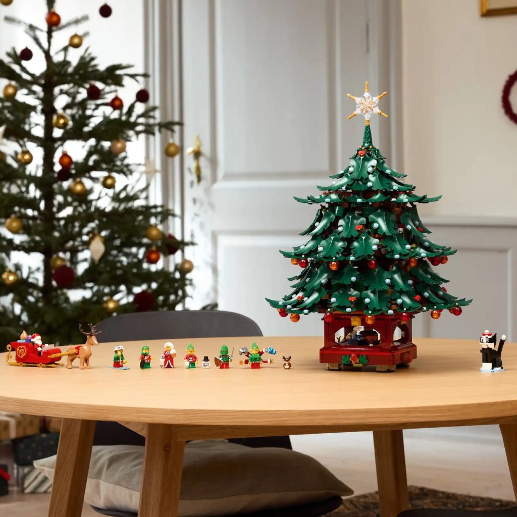 LEGO 41843 Family Christmas Tree Decoration Lifestyle 3 1024x1024