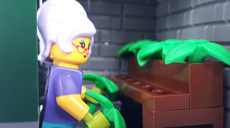 LEGO Collectible Minifigures Series 19 vignettes: Gardener