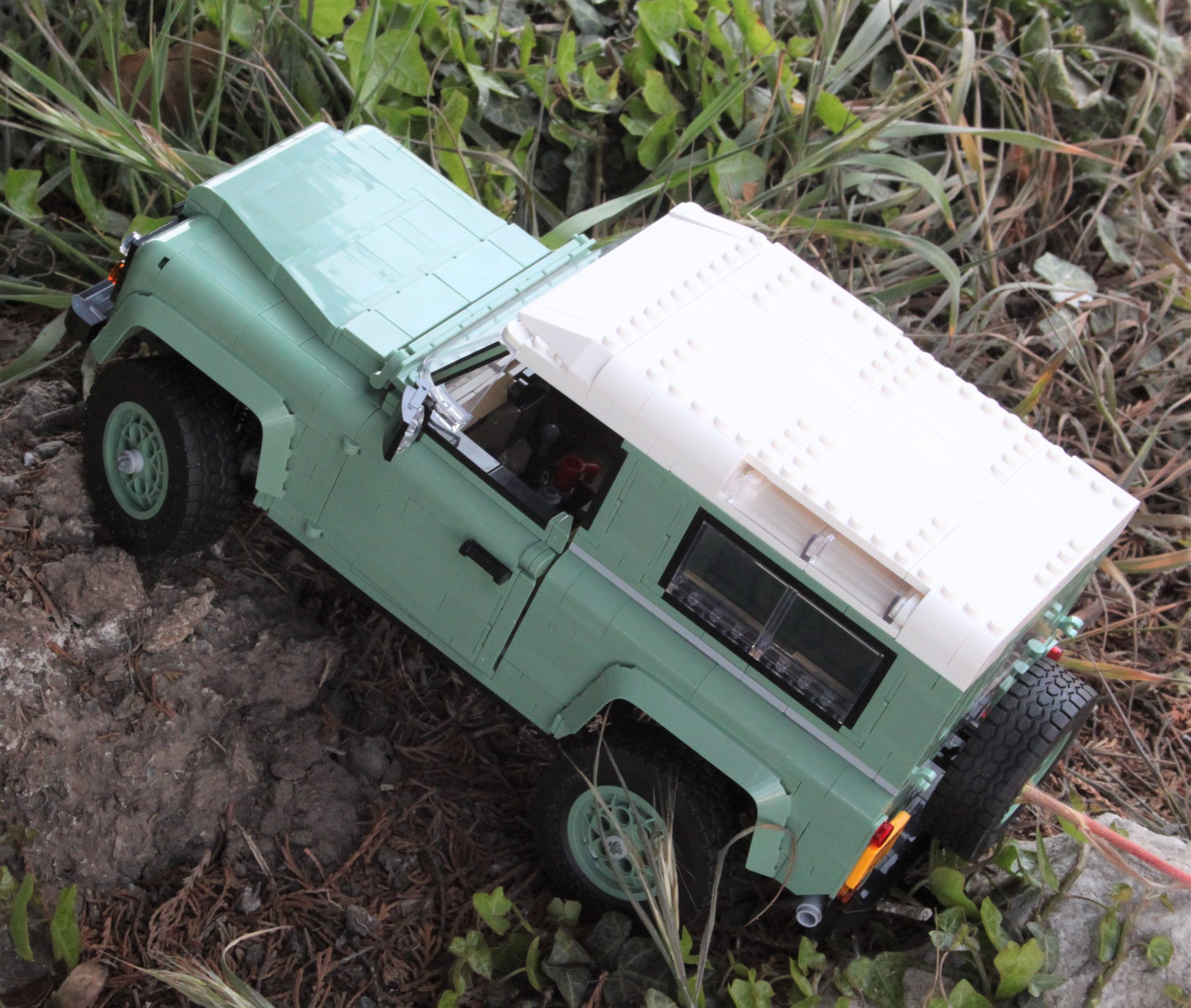 LEGO ICONS 10317 LAND ROVER CLASSIC DEFENDER 90 review outside 36 scaled