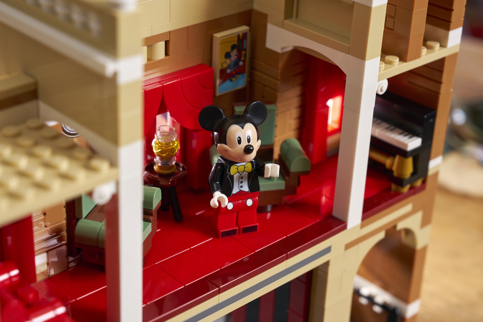 LEGO-43302-Main-Street-USA-Mickey-1